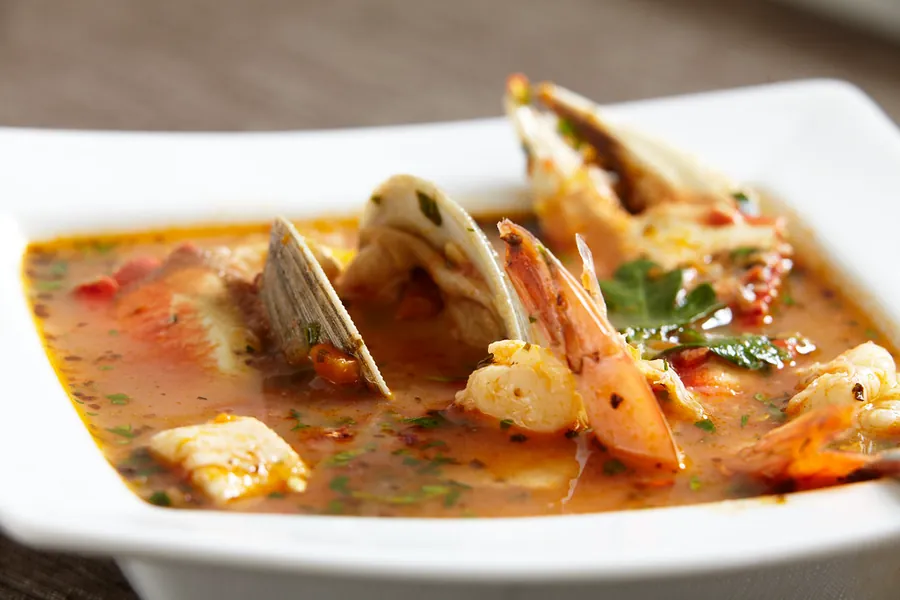 Guiso de mariscos, camarón y almeja en caldo