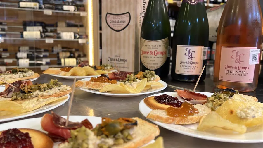 Canapés con copas de espumoso Juvé & Camps